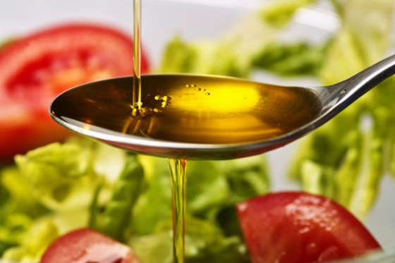 Diapositiva 11 de 50: <p>Las formas saludables de grasa contenidas en él ayudan a mantener tu estómago plano y tonificado. El aceite de oliva virgen extra de alta calidad, parte esencial de la dieta mediterránea, tiene además otros numerosos beneficios para la salud y es rico en vitaminas A y E. </p>