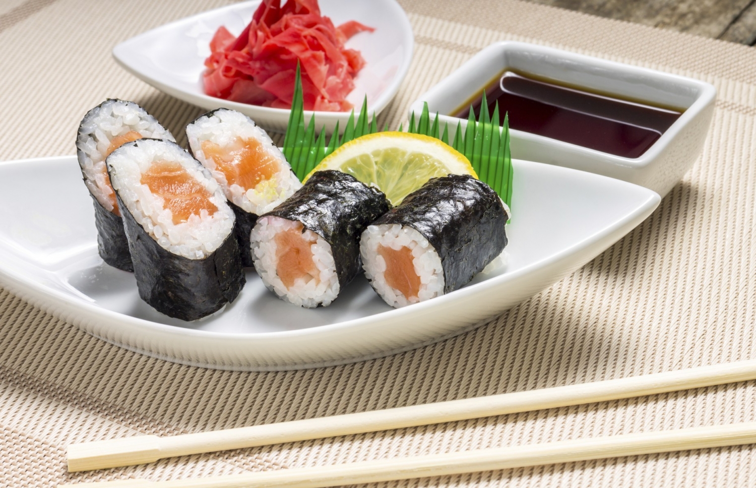 Diapositiva 47 de 50: <p>Las investigaciones han demostrado que las algas marinas podrían ser uno de los peores enemigos de la grasa del vientre, gracias al alginato, muy eficaz para frenar la digestión de la grasa en el intestino mediante el bloqueo de ciertas enzimas, lo que significa que tu cuerpo absorberá menos grasa en general. ¡Estómago plano, allá vamos!</p>