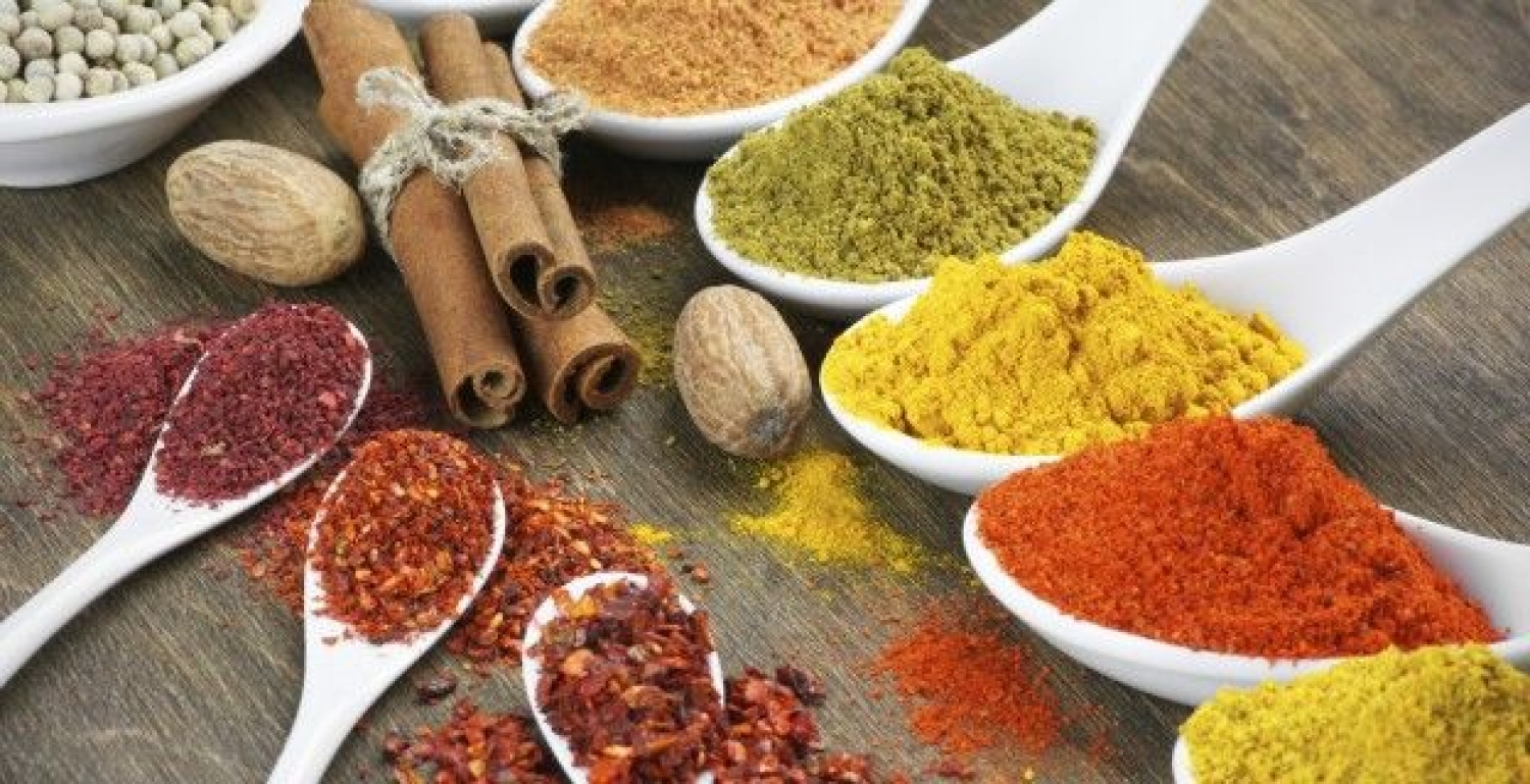 Diapositiva 33 de 50: <p>Viene de la India pero es conocido en todo el mundo por su sabor y sus propiedades quemagrasas. También ayuda a la digestión y mejora la circulación. </p>