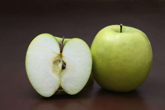 Diapositiva 34 de 50: <p>Las manzanas son geniales porque son bajas en calorías, altas en vitaminas y minerales llenan bastante. Busca una manzana la próxima vez que necesites picar algo, es la mejor manera de mantener un vientre plano y tonificado.</p>