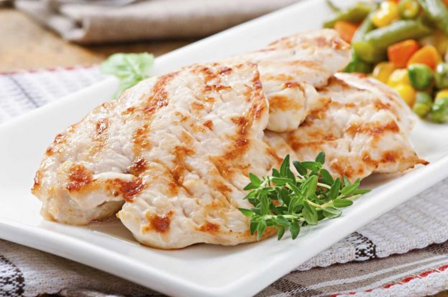 Diapositiva 15 de 50: <p>Repleto de proteínas, es ideal para combatir el efecto rebote. Es magro y puede prepararse de múltiples y deliciosas maneras.</p>