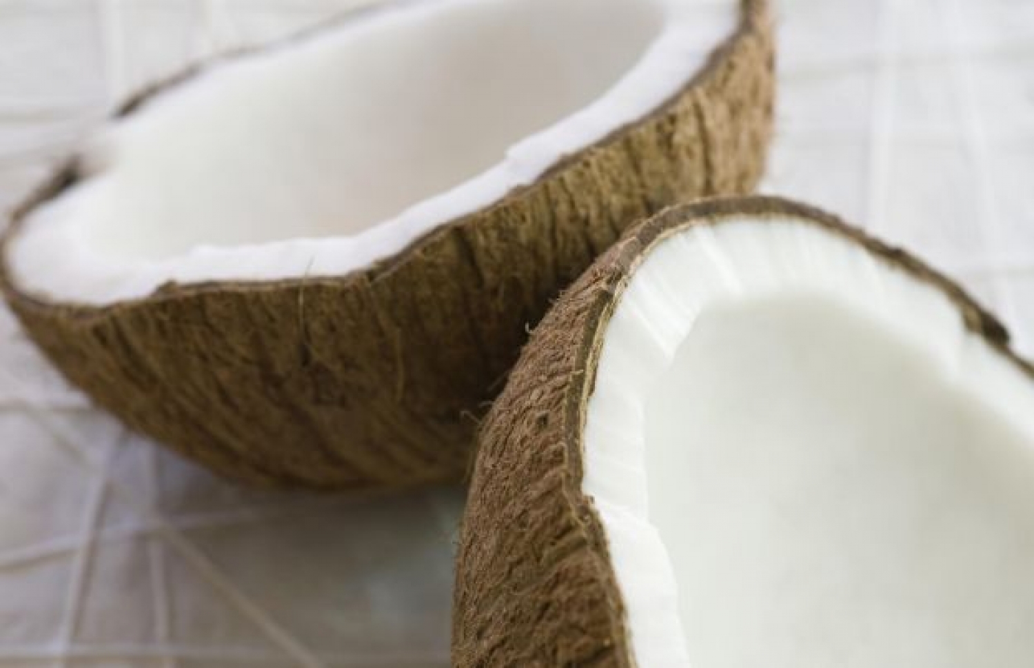 Diapositiva 29 de 50: <p>Todo el mundo sabe que no todas las grasas dietéticas son iguales. El aceite de coco, por ejemplo, tiene un efecto especialmente positivo en el metabolismo. Es rico en triglicéridos, que el cuerpo utiliza para producir energía, por lo que la grasa se metaboliza más rápido.</p>
