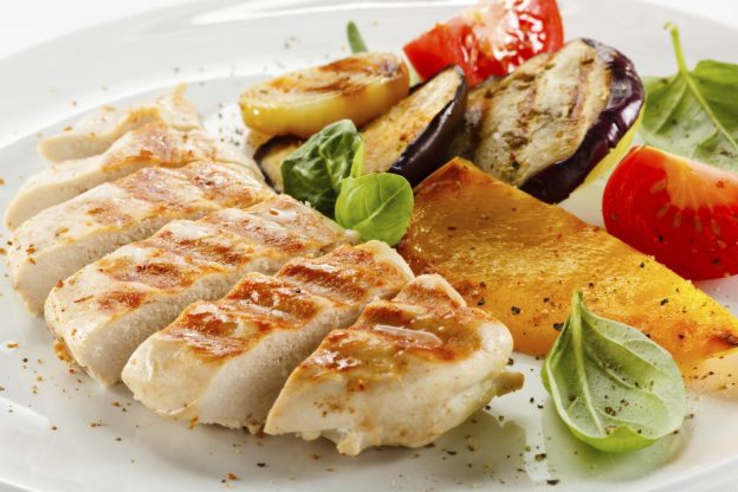 Diapositiva 42 de 50: <p>Rica en magnesio y vitamina C, esta jugosa carne blanca es la proteína básica de muchas dietas. Tu cuerpo trabajará más duro para digerirla, lo que significa que quemarás más calorías y te sentirás más ligero/a. Elige siempre pollo de granja para aprovechar al máximo sus nutrientes. </p>