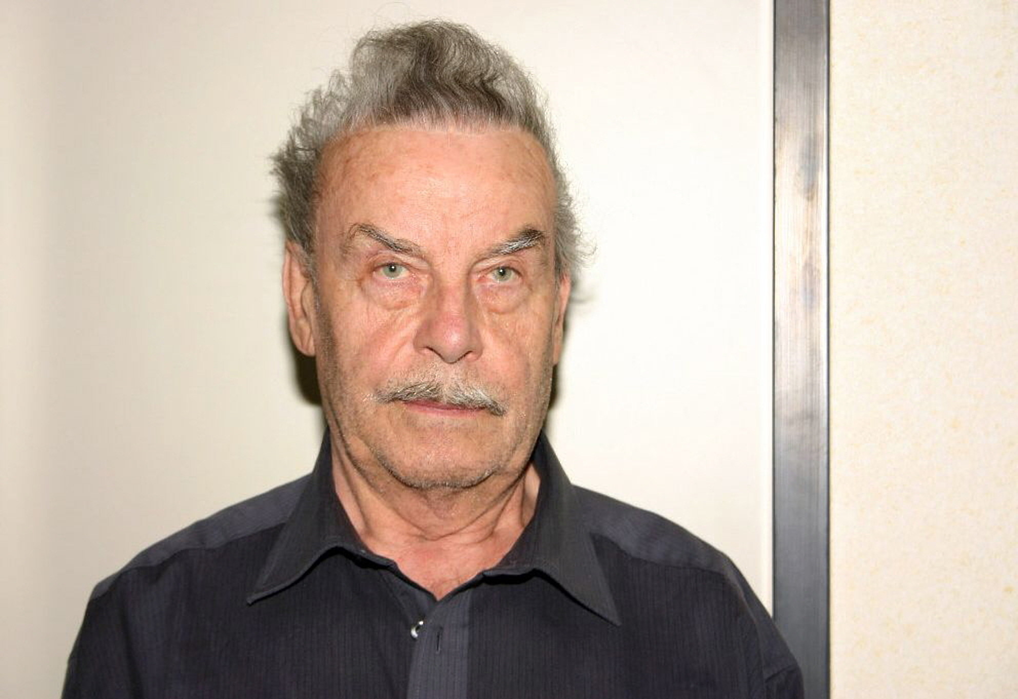 Diapositiva 19 de 33: Josef Fritzl, padre de Elisabeth, la obligÃ³ a vivir en el bÃºnker durante 24 aÃ±os. AbusÃ³ sexualmente de ella durante todo ese tiempo y, como consecuencia de los abusos, tuvo 7 hijos-nietos. Uno de ellos falleciÃ³ siendo un bebÃ© y Josef quemÃ³ el mismo el cuerpo para no dejar pruebas. Por si fuese poco, obligÃ³ a Elisabeth a escribir cartas falsas pidiendo a su madre y a Ã©l mismo que cuidasen de tres de esos niÃ±os para poder adoptarlos. Los otros tres se criaron con Elisabeth en el sÃ³tano.