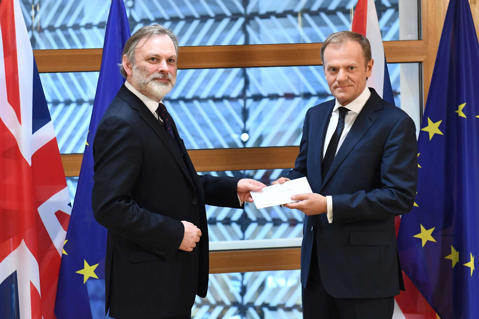 Διαφάνεια 10 από 36: Britain's ambassador to the EU Tim Barrow delivers British Prime Minister Theresa May's formal notice of the UK's intention to leave the bloc under Article 50 of the EU's Lisbon Treaty to European Council President Donald Tusk in Brussels on March 29, 2017.