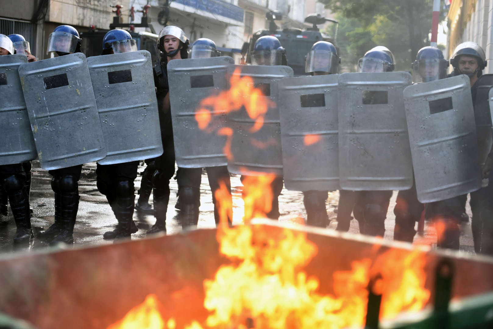 Διαφάνεια 12 από 36: iot police agents holding shields crack down on a protest against the approval of a constitutional amendment for presidential reelection, outside Congress in Asuncion, on March 31, 2017.