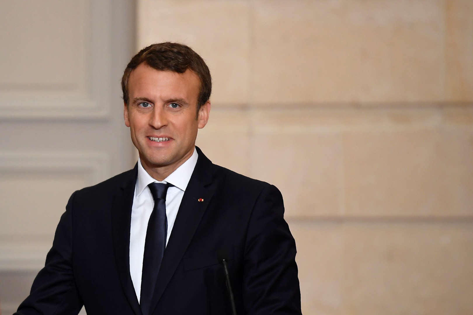 Διαφάνεια 17 από 36: French President Emmanuel Macron looks on during a joint press conference with his Senegalese counterpart following their meeting at the Elysee palace on June 12, 2017 in Paris. French President Emmanuel Macron's party is on course for an overwhelming parliamentary majority, after the June 11, 2017 first round of voting for the National Assembly left traditional parties in disarray.