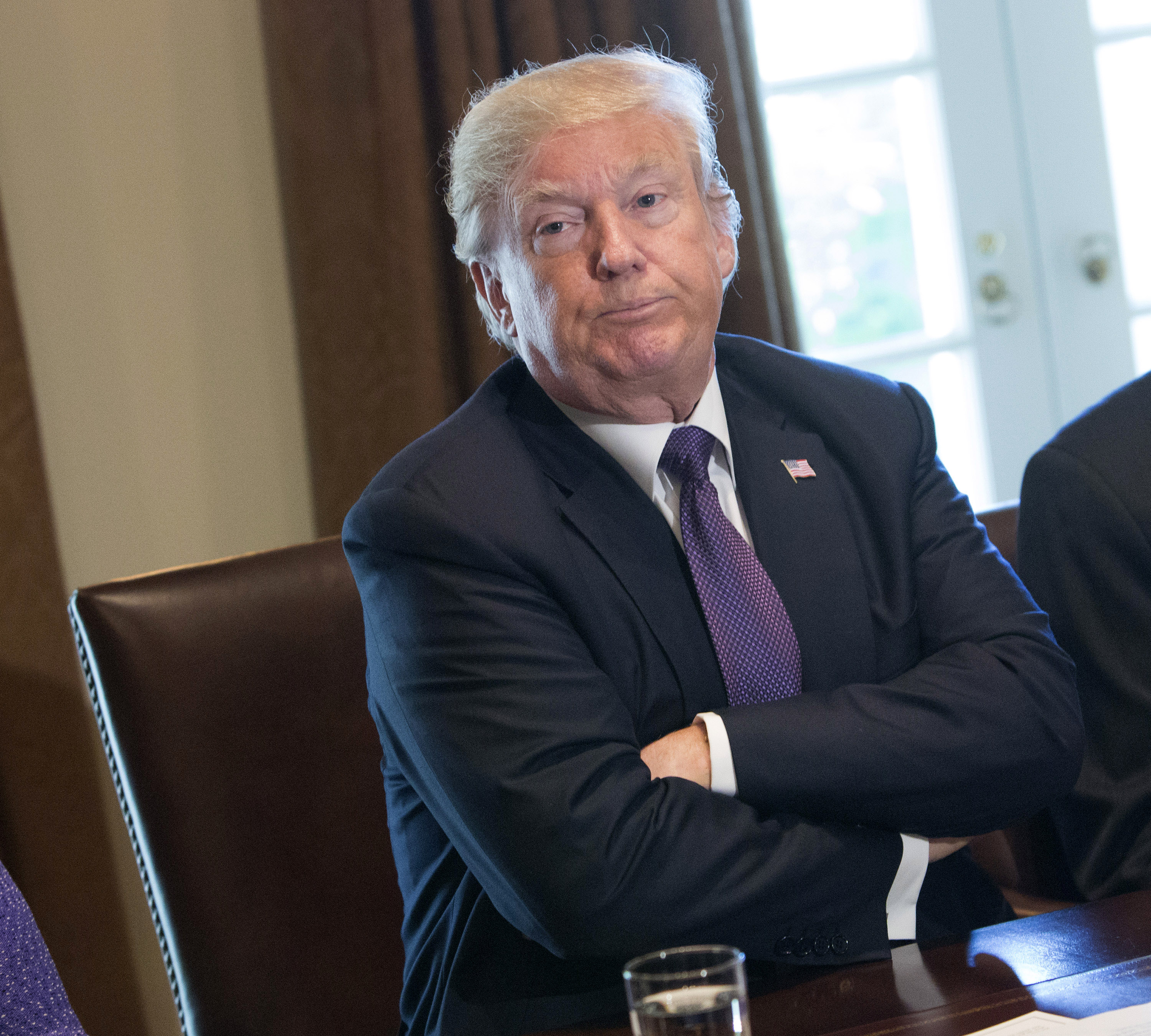 Διαφάνεια 16 από 36: U.S. President Donald Trump speaks during a meeting with members of the Senate Finance Committee and his economic team October 18, 2017 at the White House in Washington, D.C.