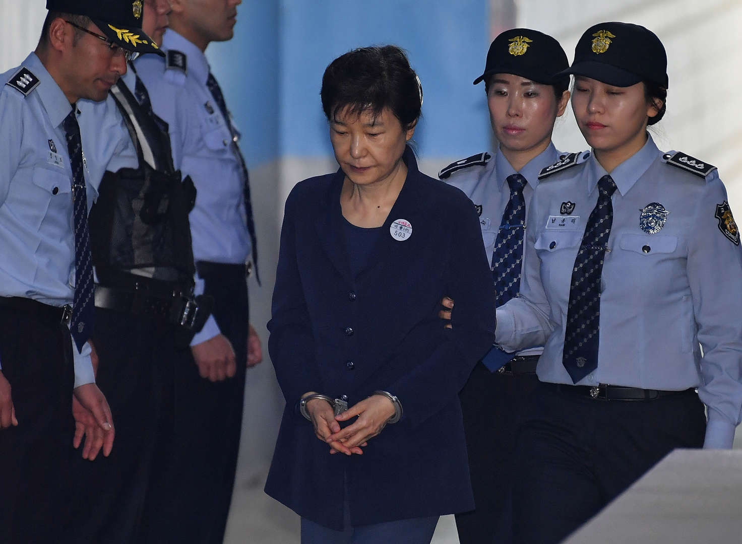 Διαφάνεια 11 από 36: Former South Korea President Park Geun-hye arrives at the Seoul Central District Court on May 25, 2017 in Seoul, South Korea. Former South Korean President Park Geun-hye attends the hearing for her corruption trial along with her accomplice Choi Soon-sil. Park was accused of receiving or demanding 59.2 billion won (US$52.7 million) in bribes from conglomerates, including Samsung Group.