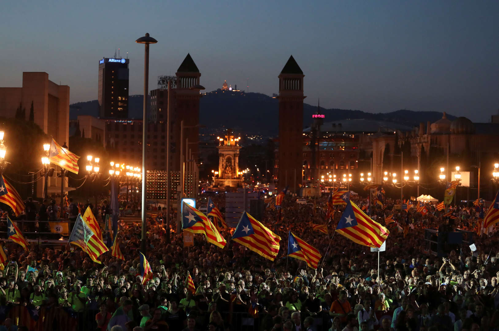 Διαφάνεια 29 από 36: People wave Esteladas (Catalan separatist flags) as they attend a closing rally in favour of the banned October 1 independence referendum in Barcelona, Spain, September 29, 2017.