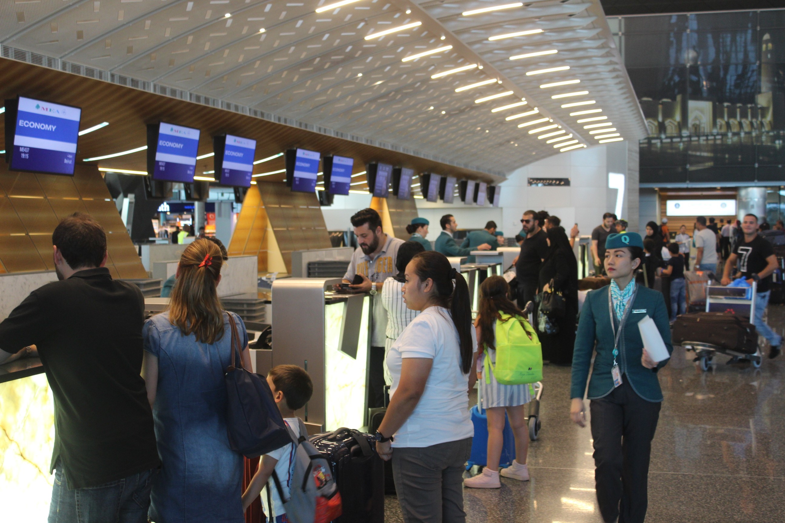 Διαφάνεια 22 από 36: People wait ahead of their flights as air traffic flow continue as normal as before despite of a land, sea and air blockade applied by Saudi-led Arabic countries, at Hamad International Airport in Doha, Qatar on June 12, 2017.