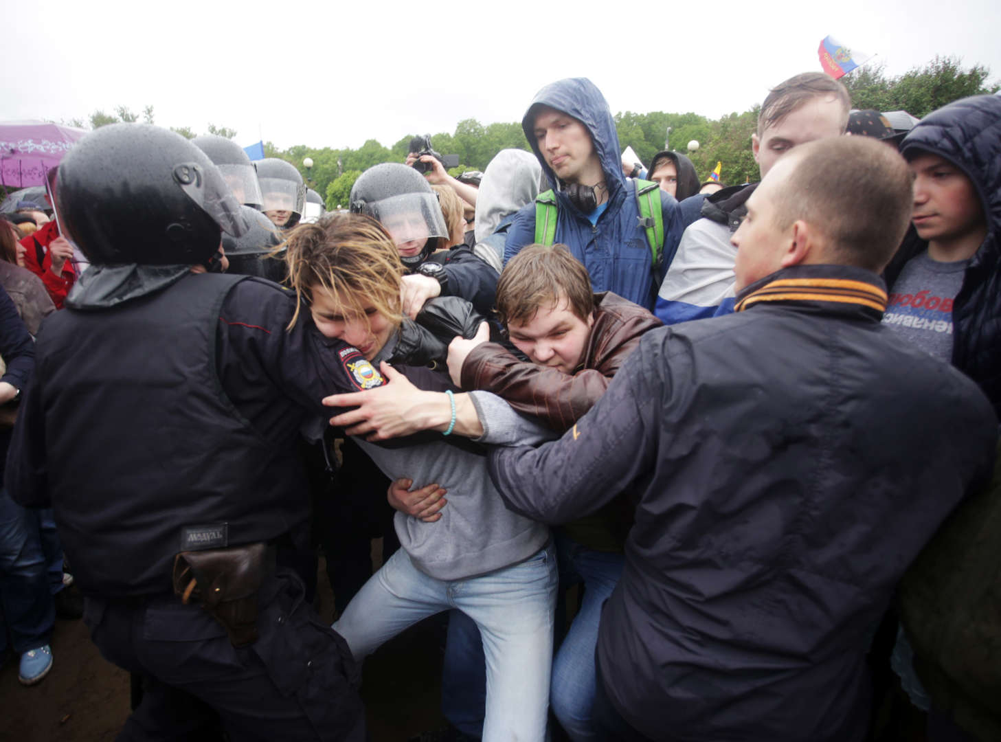 Διαφάνεια 23 από 36: Police detain protesters during an unauthorized anti-corruption rally at the Marsovo Field on Russia Day in St. Petersburg, Russia, 12 June 2017.