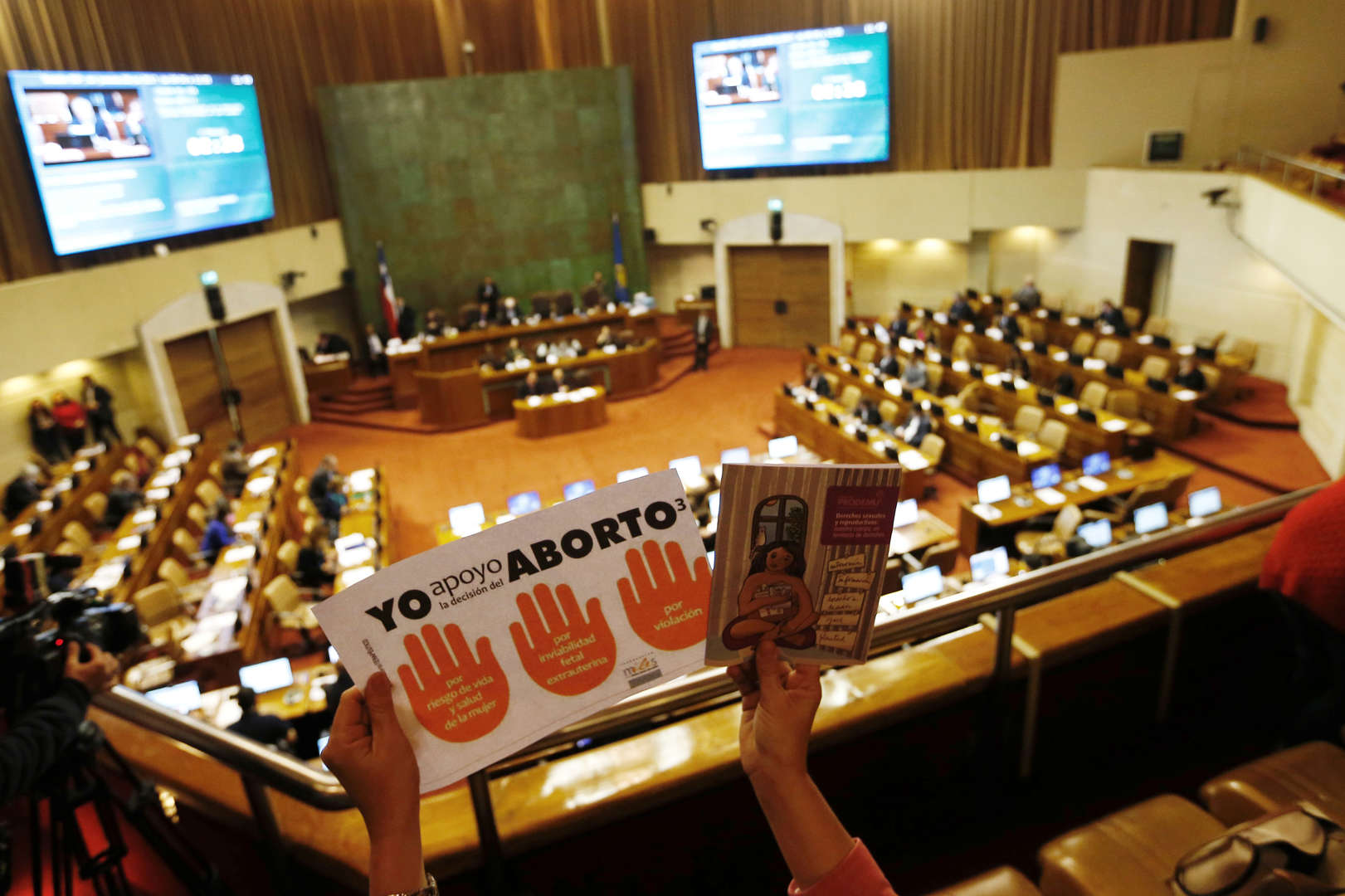 Διαφάνεια 26 από 36: A demonstrator in favour of abortion holds a placard that reads, "I support abortion" during a session at Chile's Chamber of Deputies to approve a bill of the government to legalise abortion in certain cases, in Valparaiso, Chile July 20, 2017.