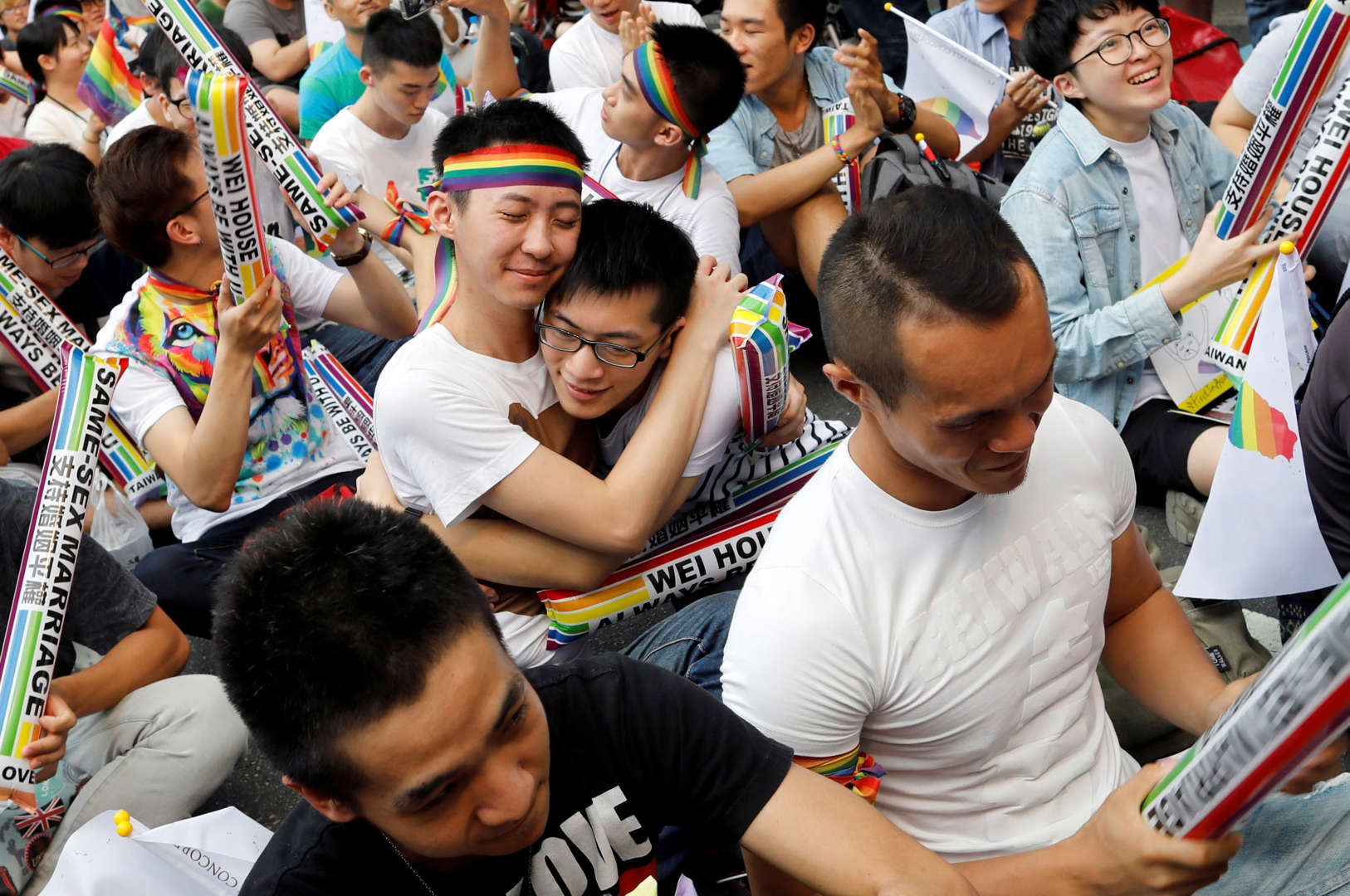 Διαφάνεια 20 από 36: Supporters hug each other during a rally after Taiwan's constitutional court ruled that same-sex couples have the right to legally marry, the first such ruling in Asia, in Taipei, Taiwan May 24, 2017.