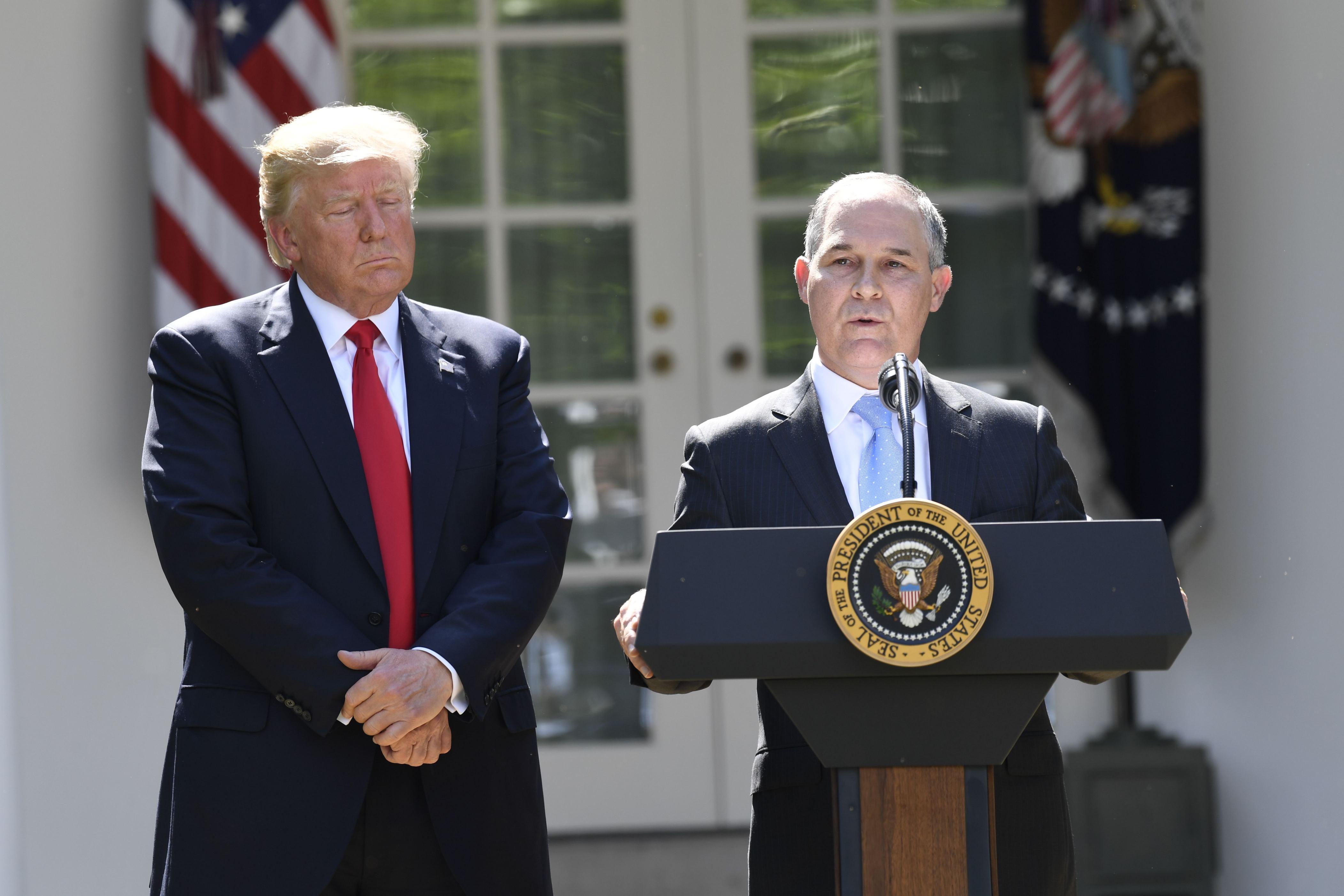 Διαφάνεια 21 από 36: The head of the Environmental Protection Agency Scott Pruitt, speaks after US President Donald Trump announced his decision to withdraw the US from the Paris Climate Accords in the Rose Garden of the White House in Washington, DC, on June 1, 2017