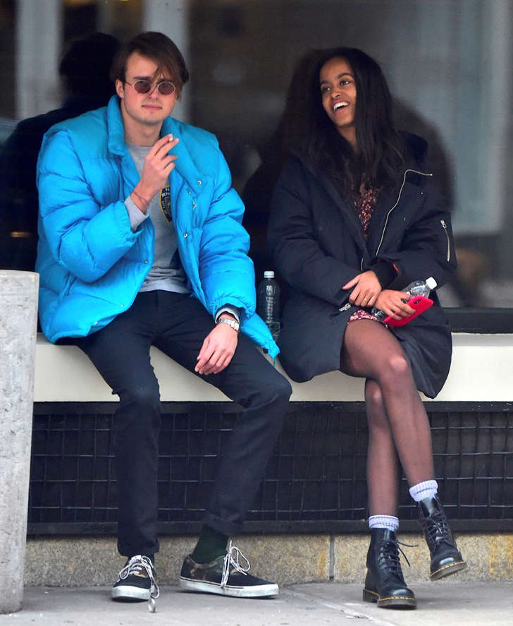 a man and a woman sitting on a bench: New photos of Malia Obama and her boyfriend in New York.