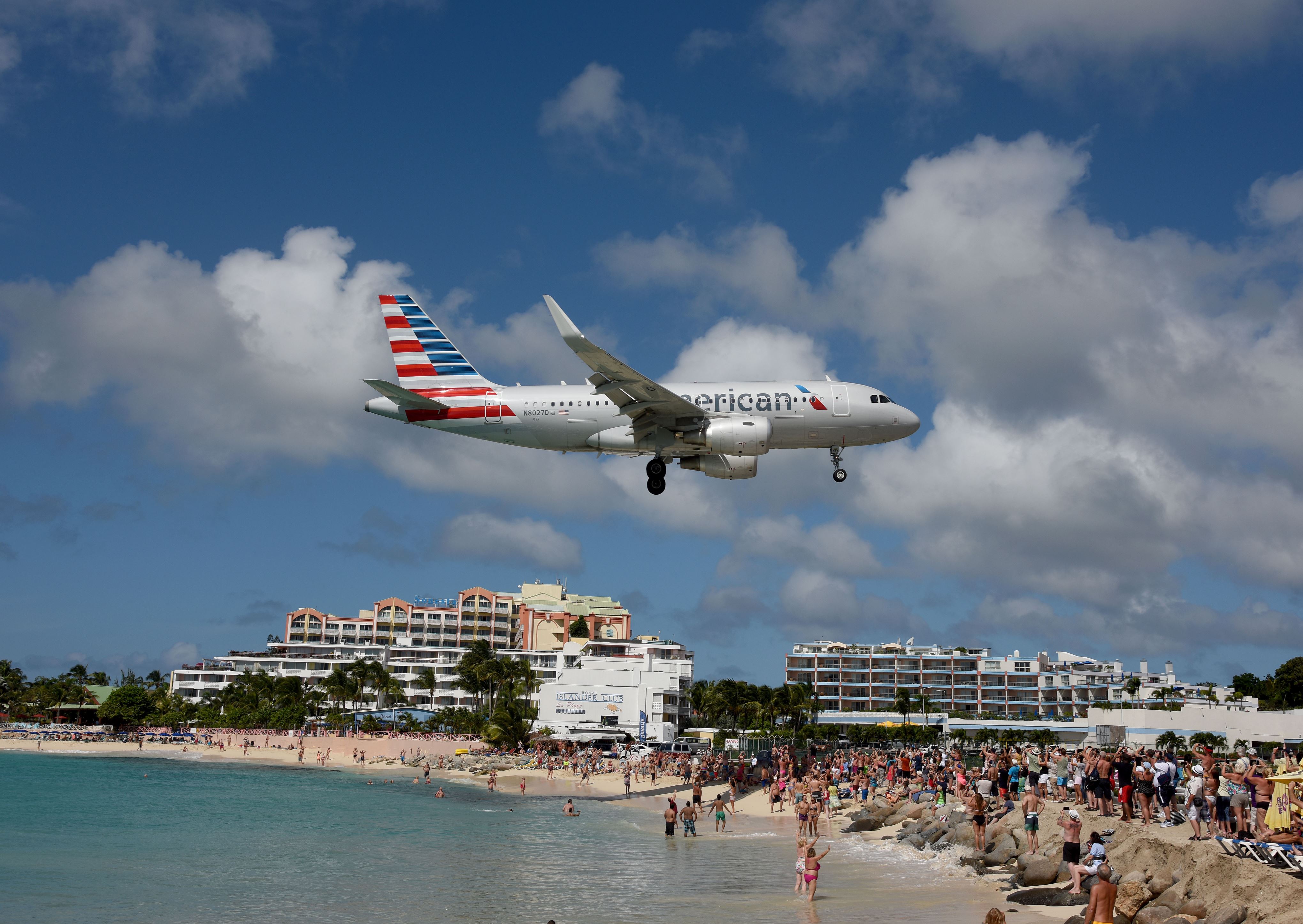 世界一危険な滑走路も 風光明媚な空港選