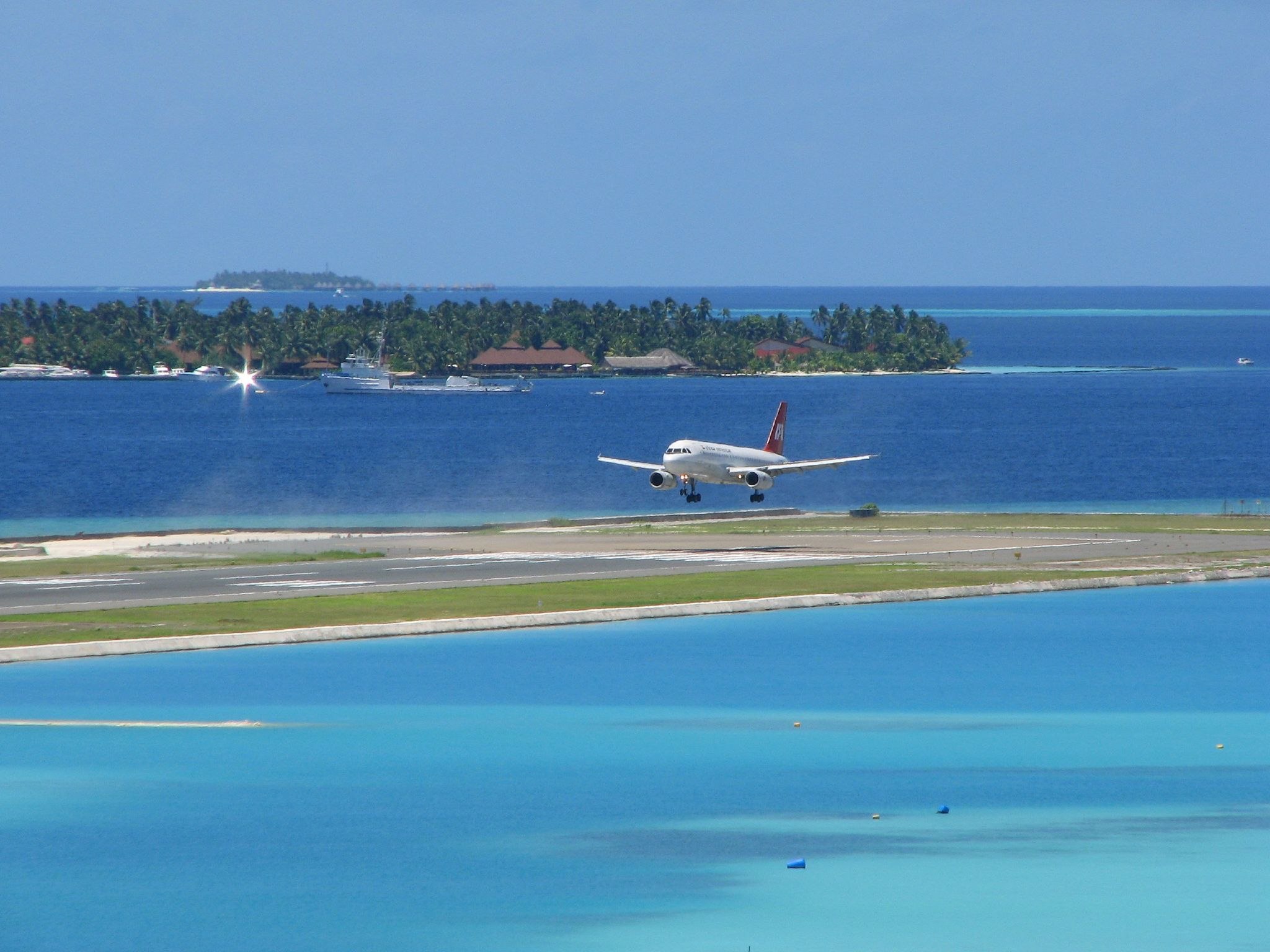 世界一危険な滑走路も 風光明媚な空港選
