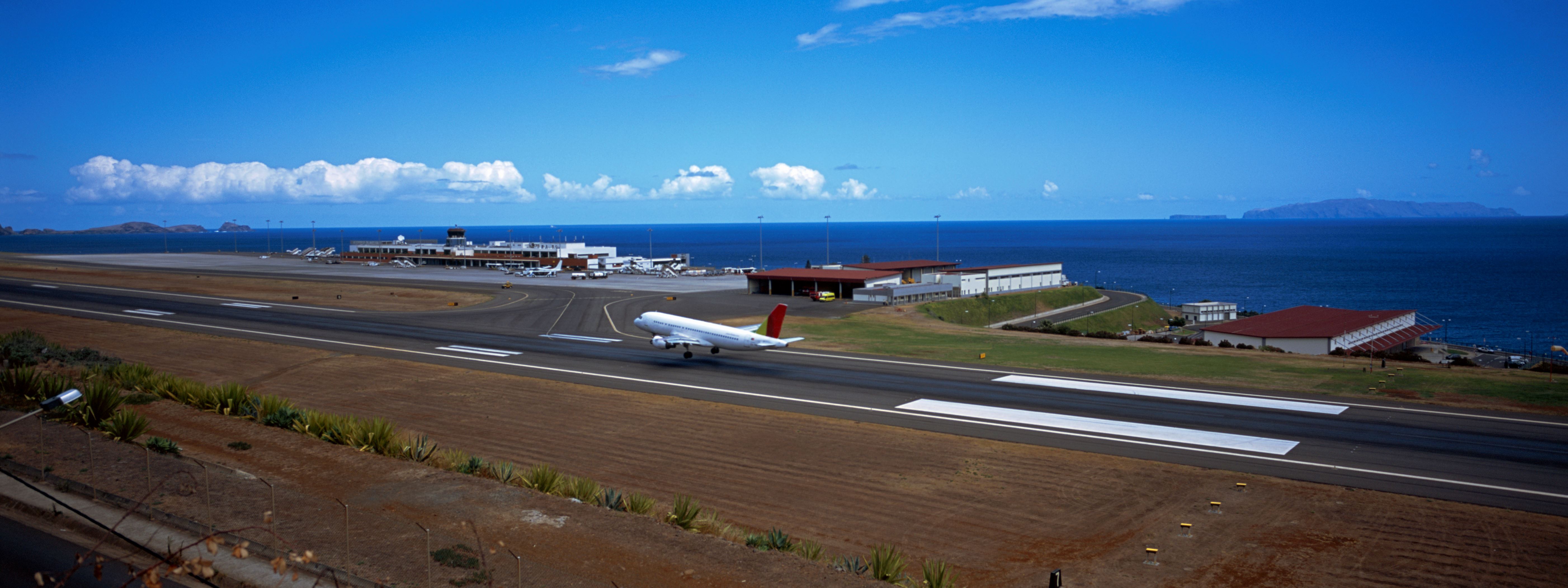 世界一危険な滑走路も 風光明媚な空港選