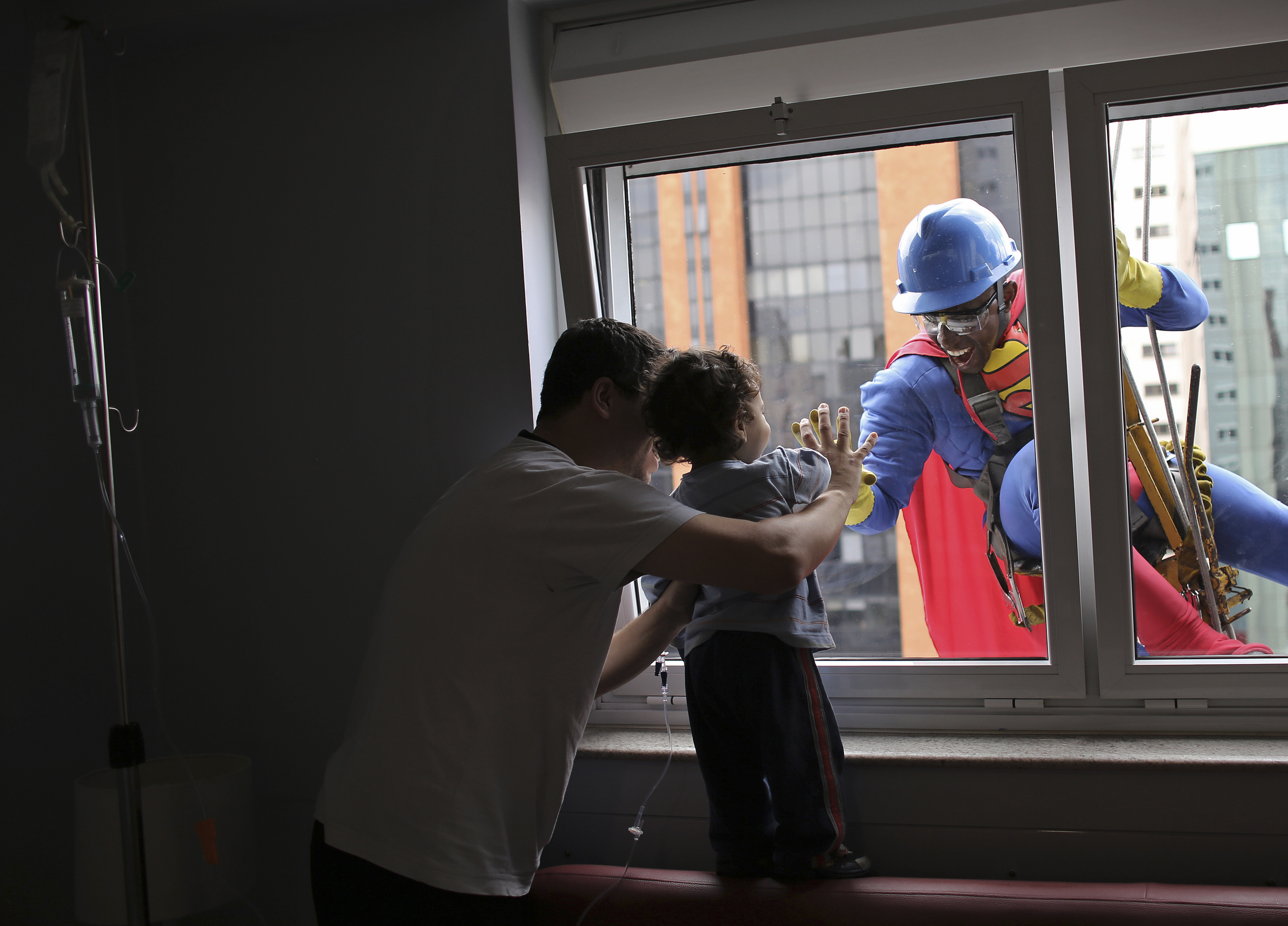 День стекломойщиков. Мойщики окон в детской больнице. Мойщик окон фото. Супермен в окне. Оконный Супергерой.
