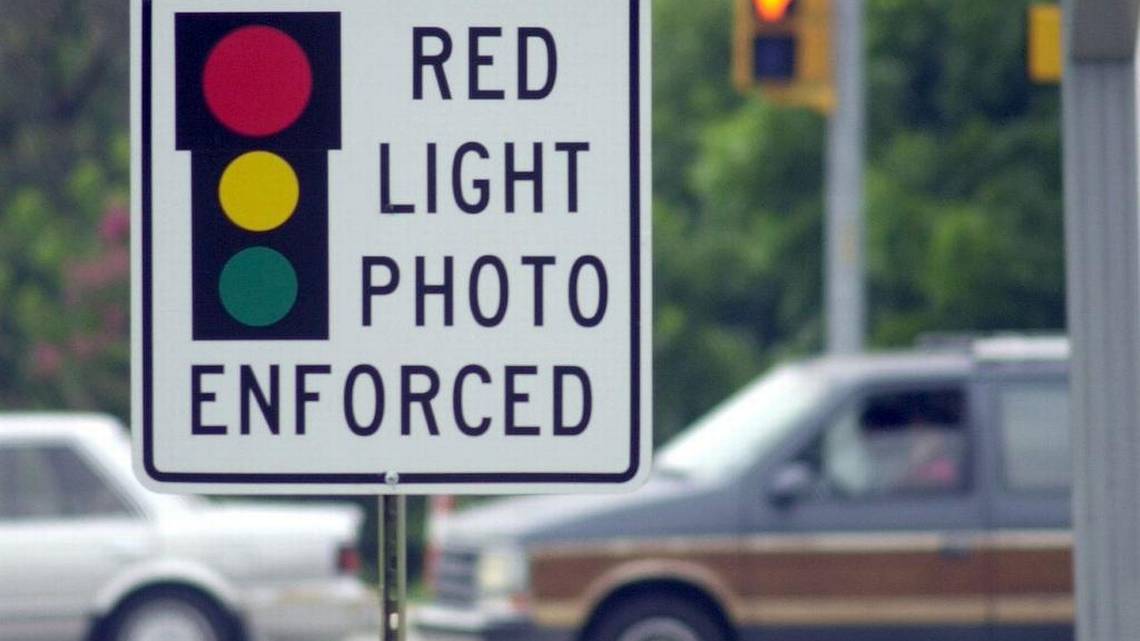 La Corte Suprema de la Florida fallÃ³ el jueves que los gobiernos locales pueden seguir usando cÃ¡maras en los semÃ¡foros para multar a los infractores del trÃ¡fico, mientras que la decisiÃ³n de emitir la multa sea de los gobiernos.