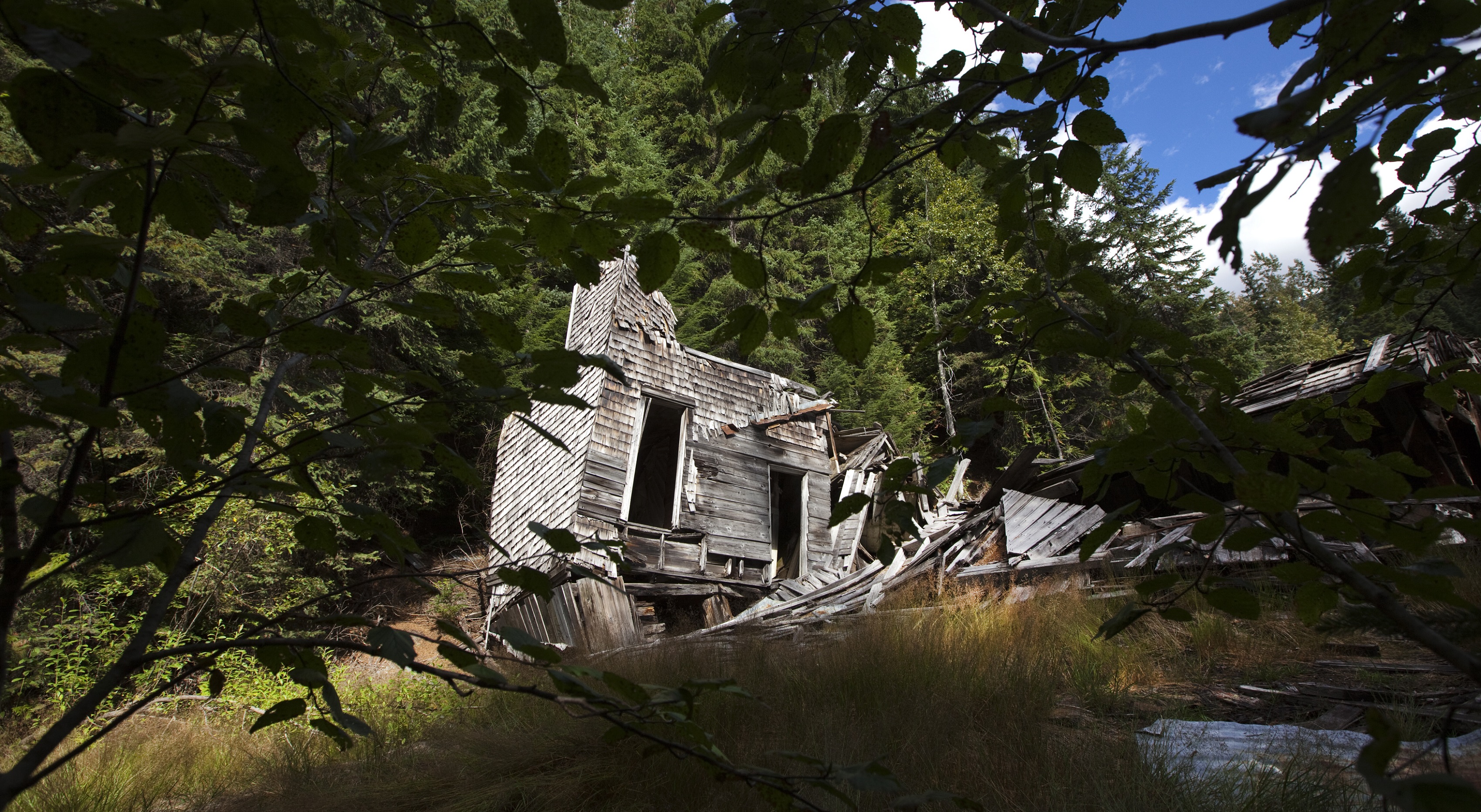 22 Eerie Photos Of Abandoned Hotels Around The World