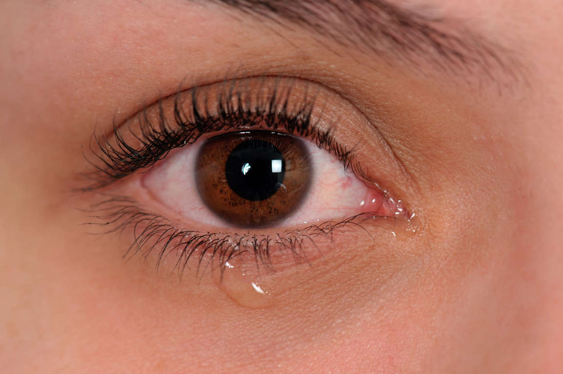 Slide 19 de 21: Close up of eye with tear