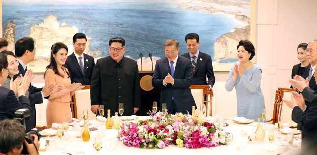 Slide 30 de 30: South Korean President Moon Jae-in and North Korean leader Kim Jong Un applaud at the truce village of Panmunjom inside the demilitarized zone separating the two Koreas, South Korea, April 27, 2018.   Korea Summit Press Pool/Pool via Reuters