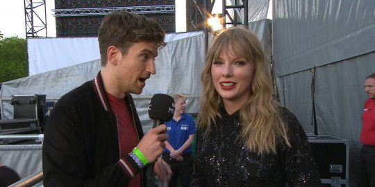 An Interviewer Told Taylor Swift To Take A Shower