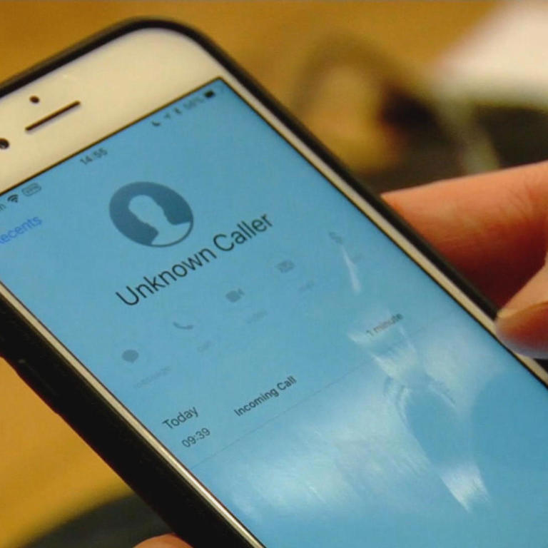What's behind all those Chinese-speaking robocalls?