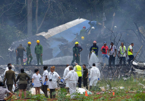 Picture taken at the scene of the accident after a Cubana de Aviacion aircraft crashed after taking off from Havana's Jose Marti airport on May 18, 2018. - A Cuban state airways passenger plane with 104 passengers on board crashed on shortly after taking off from Havana's airport, state media reported. The Boeing 737 operated by Cubana de Aviacion crashed 'near the international airport,' state agency Prensa Latina reported. Airport sources said the jetliner was heading from the capital to the eastern city of Holguin. (Photo by Adalberto ROQUE / AFP)        (Photo credit should read ADALBERTO ROQUE/AFP/Getty Images)