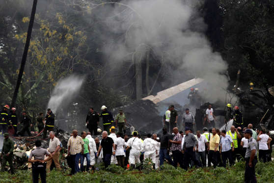 Slide 1 de 7: Um Boeing 737 da Empresa Cubana de AviaciÃ³n caiu com 113 pessoas a bordo na tarde desta sexta-feira (18) no Aeroporto de Havana, em Cuba.