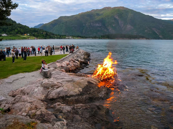 ÎÎ¹Î±ÏÎ¬Î½ÎµÎ¹Î± 10 Î±ÏÏ 12: Balestrand, Norway - June 23, 2010: People celebrating midsummer solstice with bonfire in Balestrand, Sognefjord