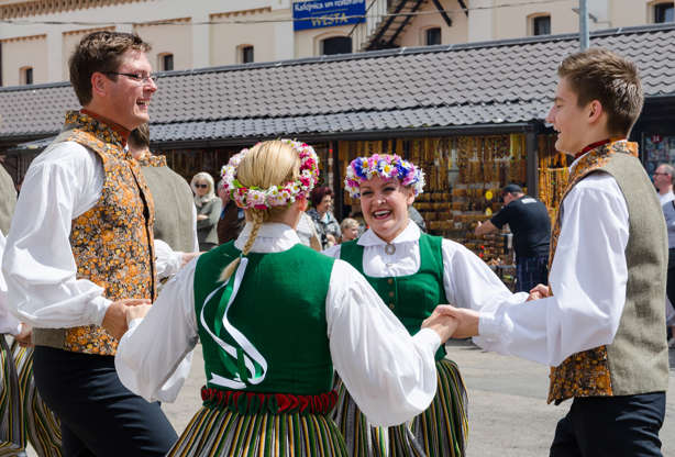 ÎÎ¹Î±ÏÎ¬Î½ÎµÎ¹Î± 11 Î±ÏÏ 12: RIGA, LATVIA - JUNE 20, 2015: Group perform latvian traditional folk dance.