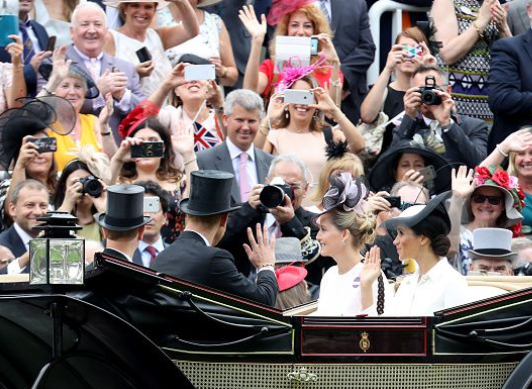 Diapositiva 13 de 30: Sigue viendo el look de Meghan Markle