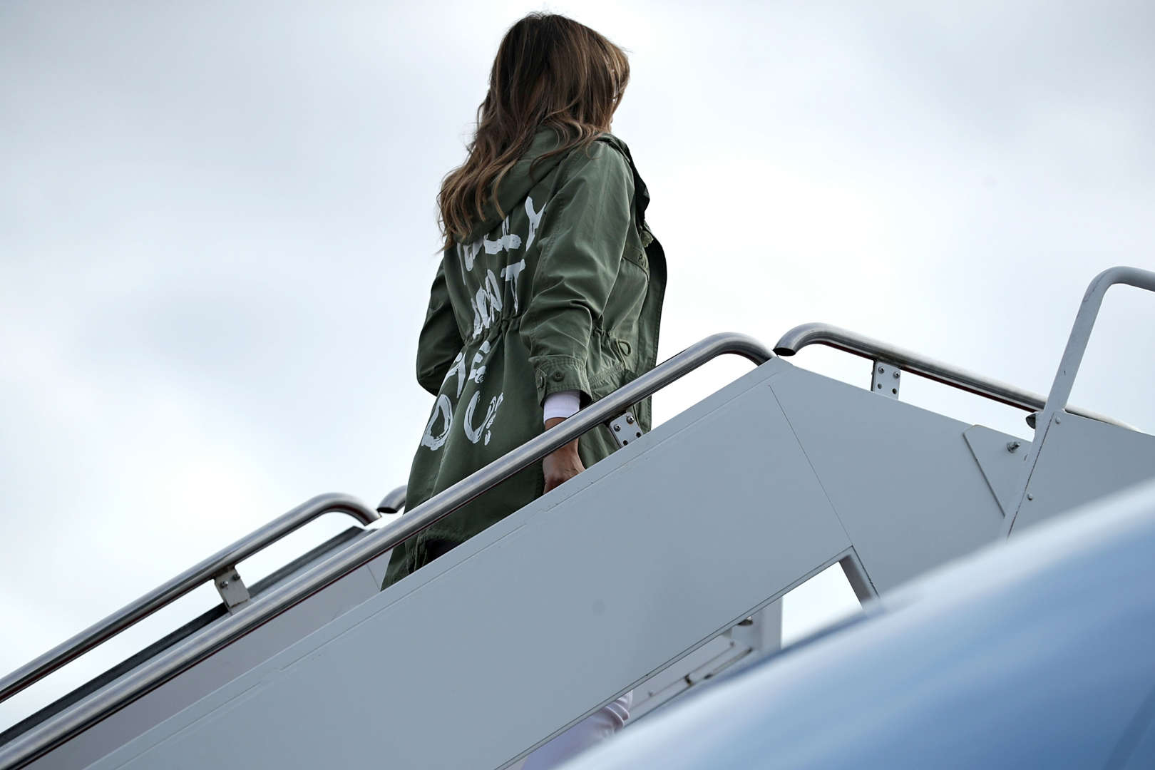 JOINT BASE ANDREWS - JUNE 21:  U.S. first lady Melania Trump boards an Air Force plane before traveling to Texas to visit facilities that house and care for children taken from their parents at the U.S.-Mexico border June 21, 2018 at Joint Base Andrews, Maryland. The first lady is traveling to Texas to see first hand the condition and treatment that children taken from their families at the border were receiving from the federal government. Following public outcry and criticism from members of his own party, President Donald Trump signed an executive order Wednesday to stop the separation of migrant children from their families, a practice the administration employed to deter illegal immigration at the U.S.-Mexico border.  (Photo by Chip Somodevilla/Getty Images)