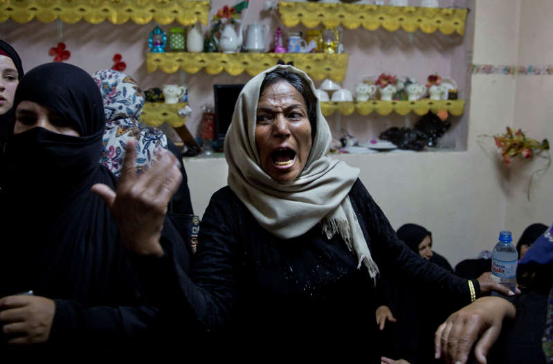 Kerabat dari perawat bernama Razan Najjar, 21, sedang berduka di rumah keluarga sebelum pemakaman di kota Khan Younis, selatan Jalur Gaza pada Sabtu, 2 Juni 2018. Najjar meninggal karena ditembak oleh tentara Israel. AP Photo/Khalil Hamra
