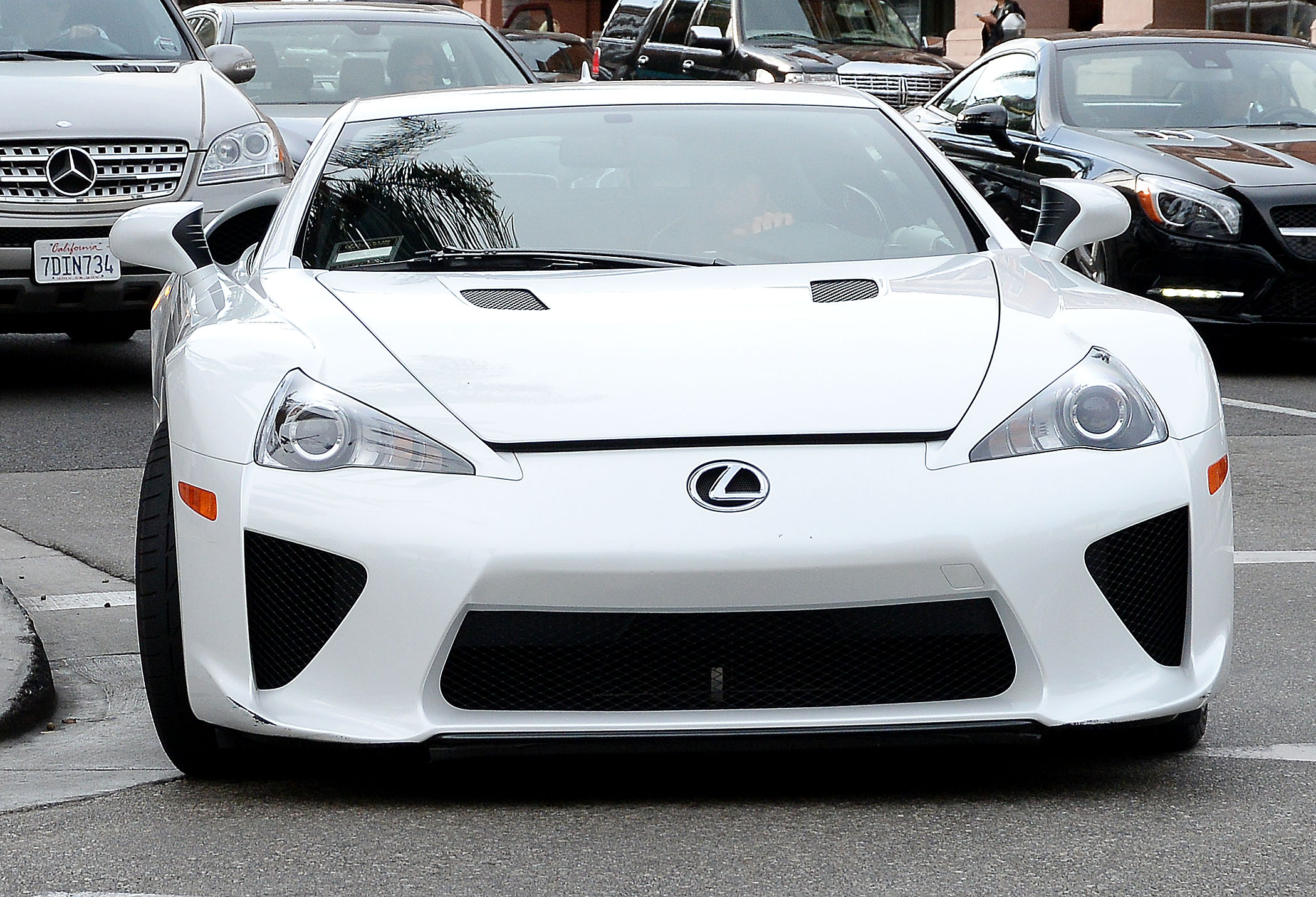 レクサスを愛用するのは 海外女性有名人が乗るクルマ