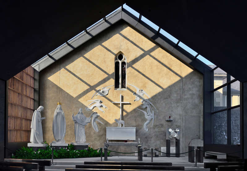 Ireland, County Mayo, Knock Shrine, Apparition Chapel, Altar with white marble statues on the wall where the apparition of the Blessed Virgin took place on August 21st 1879. (Photo by: Eye Ubiquitous/UIG via Getty Images)