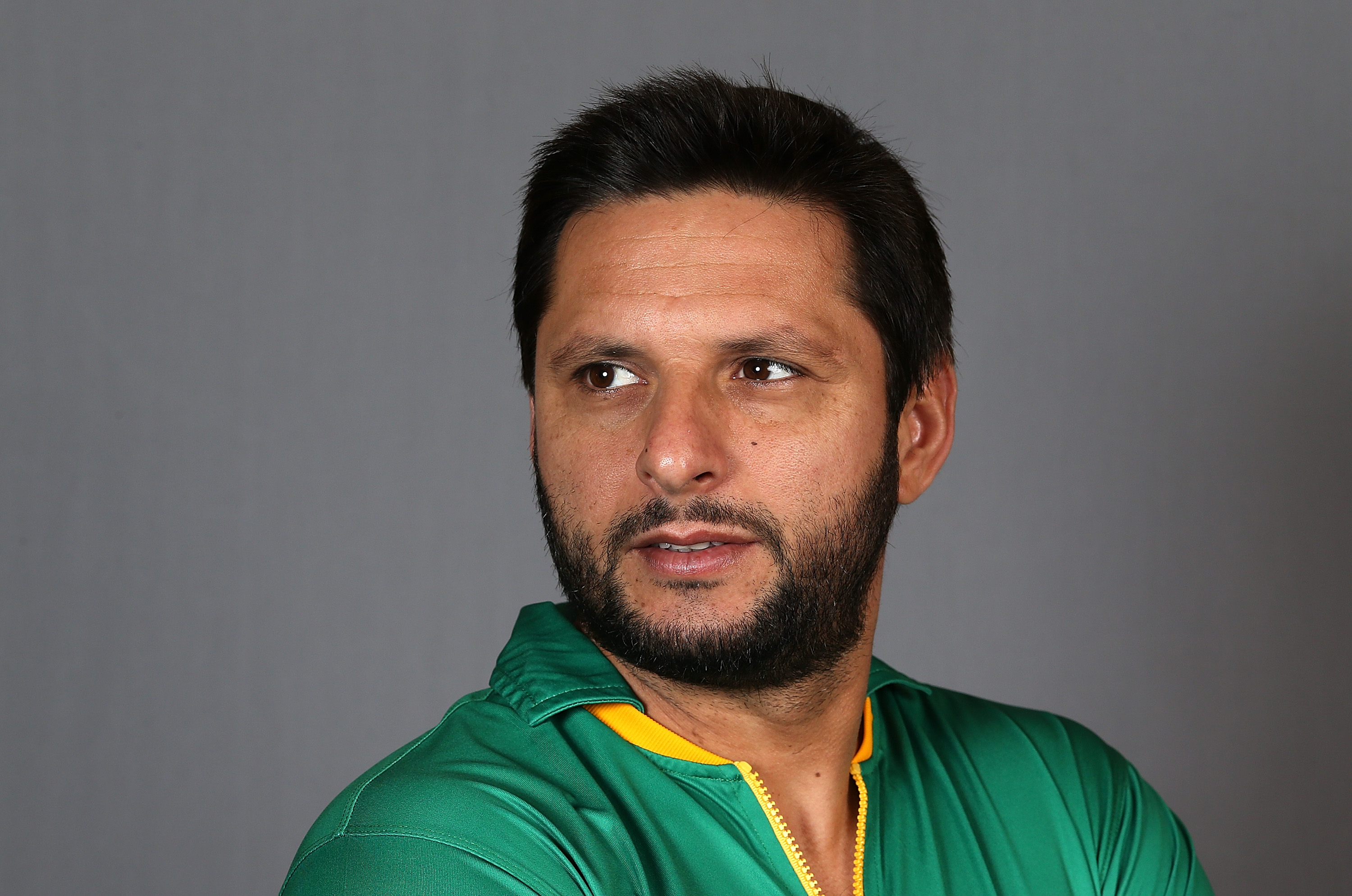 Shahid Afridi Has A Lion As Pet Pictures Of The Big Cat Chained