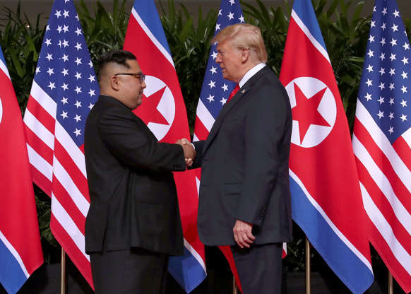 Diapositiva 1 de 31: El apretón de manos entre Donald Trump y Kim Jong-un en Singapur