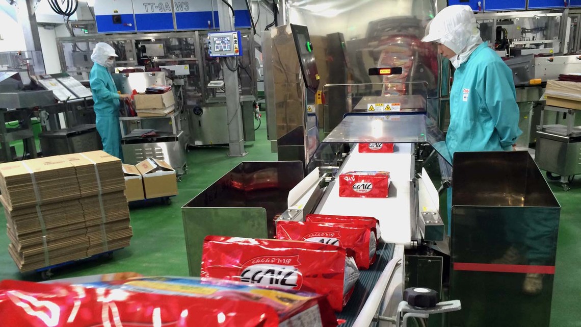 日清も明治もカルビーも 工場新設 のワケ 2年で投資額倍増 業界に何が起きているのか