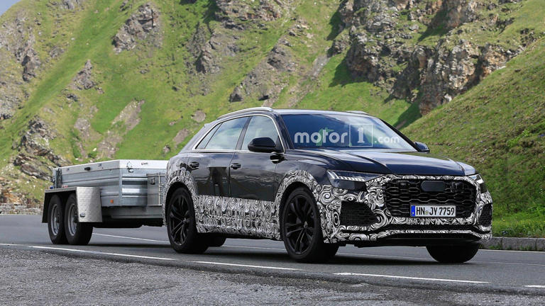 Audi RS Q8 Showing Off Its Meaner Body In The Austrian Alps