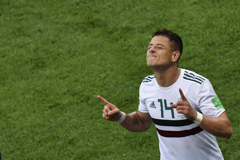 Javier Hernandez comemora vitória do México sobre a Coreia do Sul