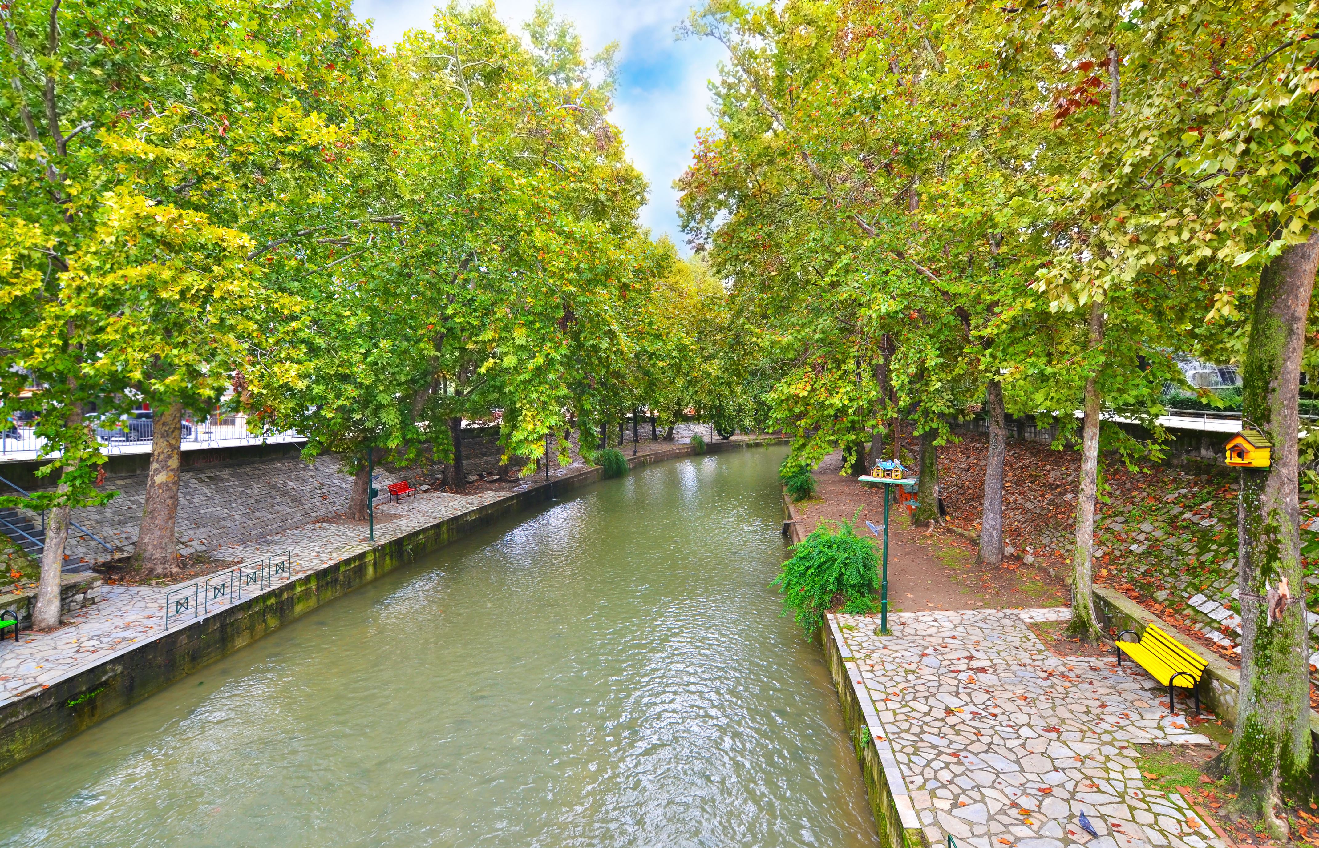 ÎÎ¹Î±ÏÎ¬Î½ÎµÎ¹Î± 5 Î±ÏÏ 35: Lithaios river flowing through the city of Trikala Thessaly Greece