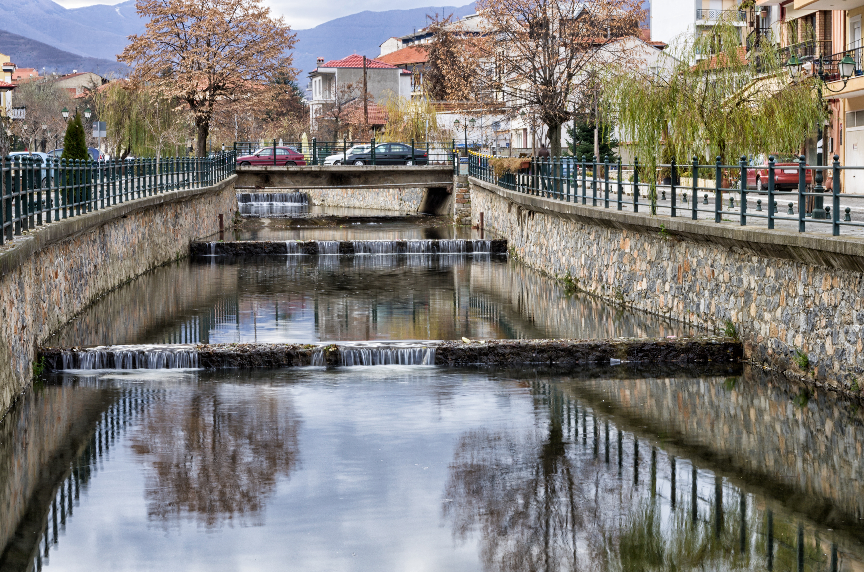 ÎÎ¹Î±ÏÎ¬Î½ÎµÎ¹Î± 32 Î±ÏÏ 35: The river of Florina, a popular winter destination in northern Greece, on an overcast day