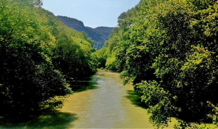 ÎÎ¹Î±ÏÎ¬Î½ÎµÎ¹Î± 9 Î±ÏÏ 35: river Pinios in Greece, flowing  on the foot of mountain Olympus