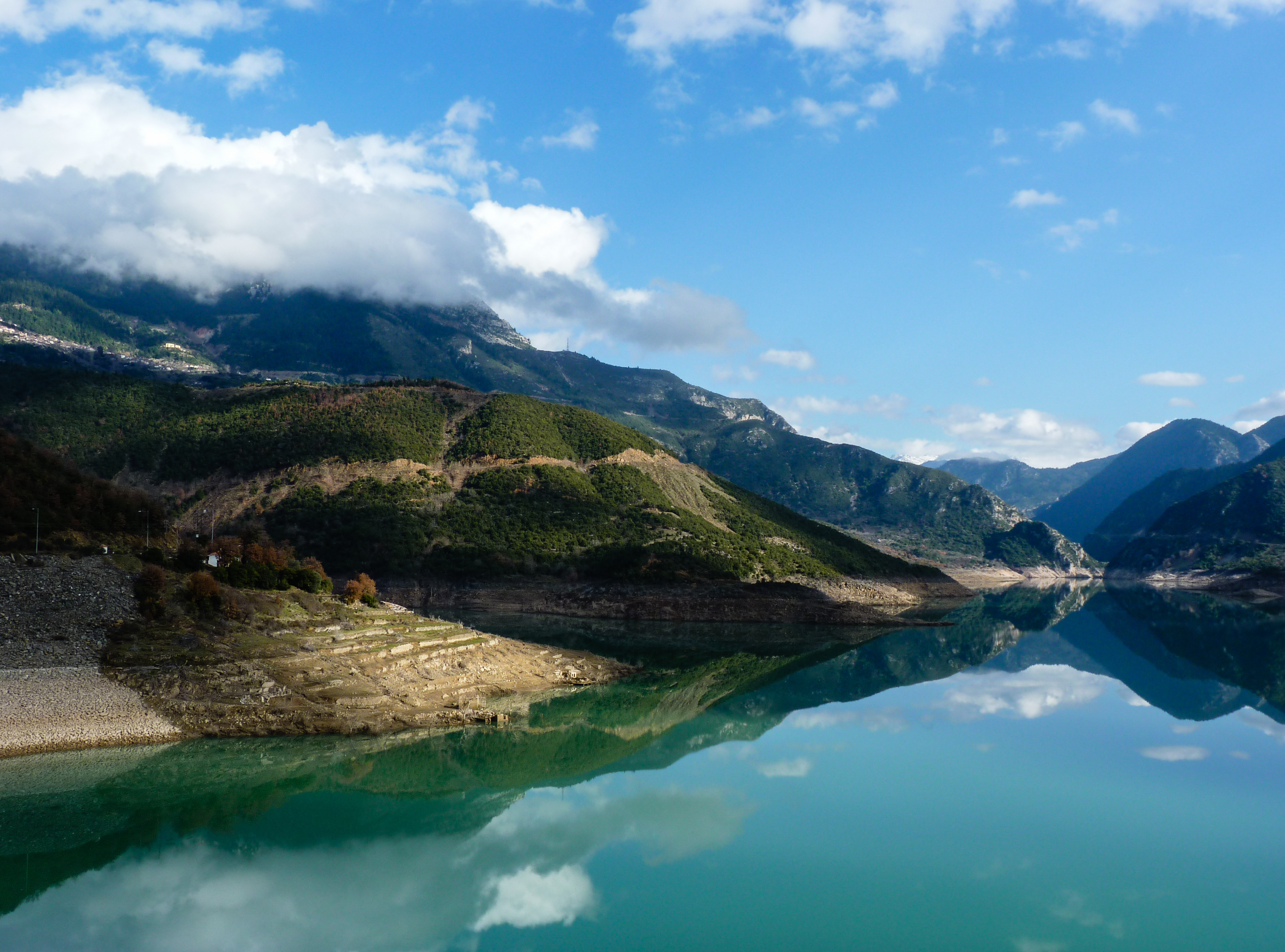 ÎÎ¹Î±ÏÎ¬Î½ÎµÎ¹Î± 26 Î±ÏÏ 35: Evinos Lake with sky reflection, Greece