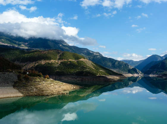 Î”Î¹Î±Ï†Î¬Î½ÎµÎ¹Î± 26 Î±Ï€ÏŒ 35: Evinos Lake with sky reflection, Greece