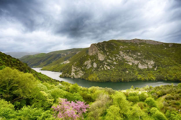 ÎÎ¹Î±ÏÎ¬Î½ÎµÎ¹Î± 19 Î±ÏÏ 35: distant view on Aliakmon river in North Greece, HDR from three shots